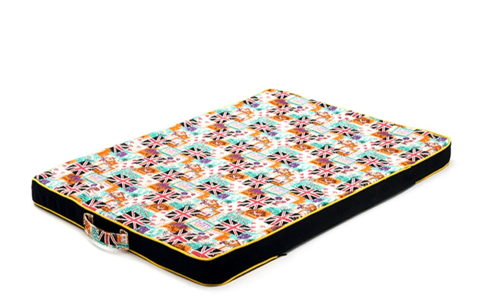 Cama para perro de lona gruesa con estampado de mascotas.