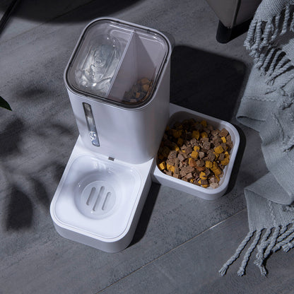 Dispensador automático con depósito de comida y agua para mascotas.