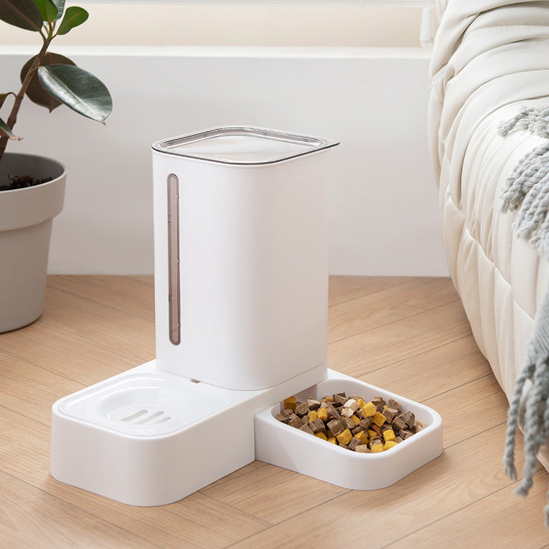 Dispensador automático con depósito de comida y agua para mascotas.